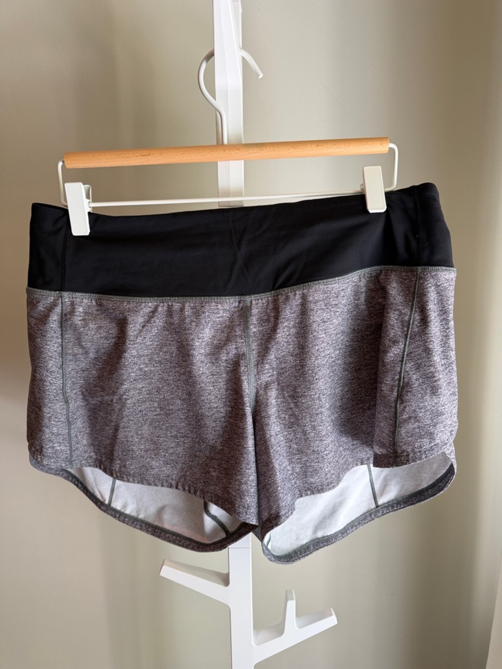 Lululemon Mid Rise Speed Up Gray Heather Shorts with Black Waistband 8 tall